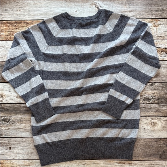 Equipment Femme Gray V-Neck Cashmere Blend Sweater - Picture 4 of 5